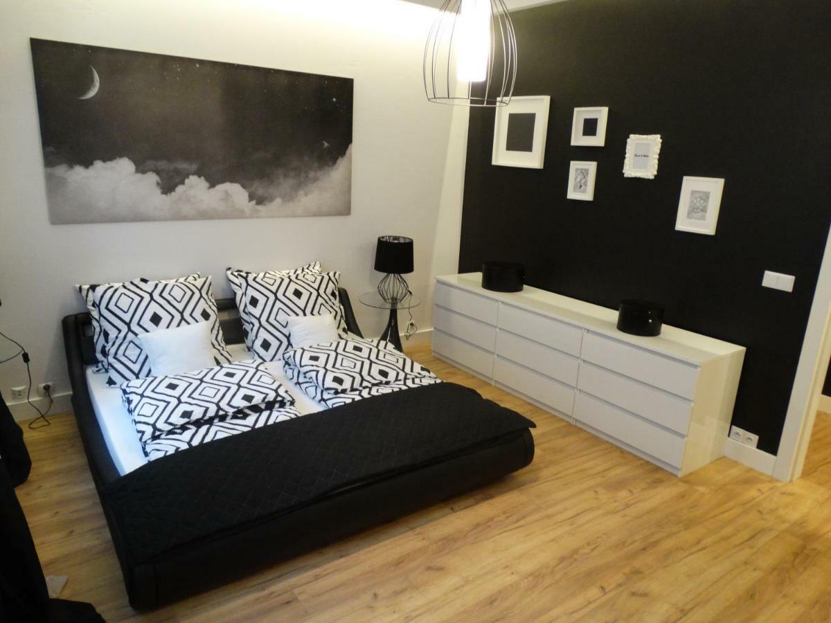 Black&White Apartment- Wierzbowa 5 Познан Екстериор снимка